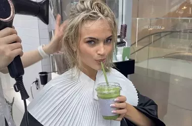 Cura e Bellezza dei Capelli: Prepararsi all'Estate con Trattamenti da Salone e Soluzioni Domestiche