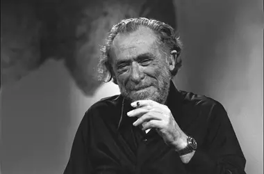 L'Essenza Cruda di Charles Bukowski: Riflessioni su Amore, Vita e Gatti