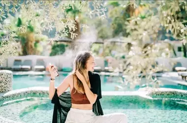 Profumi Leggeri per l'Estate: La Guida Completa alle Acque Profumate per Corpo e Capelli