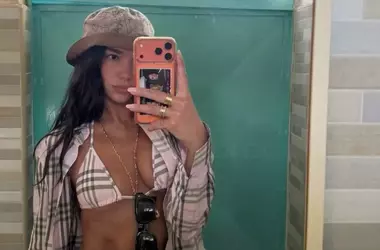 Gli Stili Iconici dei Bikini di Dua Lipa: Un'Estate tra Lusso e Tendenze