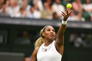 Le Unghie Scintillanti di Serena Williams a Wimbledon: Un Trionfo di Stile