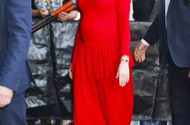 Anne Hathaway: Il Rosso è il Colore della Sua Nuova Eleganza Premaman