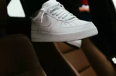 Come Mantenere le Tue Sneakers Bianche Impeccabili in Estate: Una Guida Completa