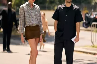 La Camicia a Quadri e la Minigonna: L'Accoppiata Inaspettata dell'Estate