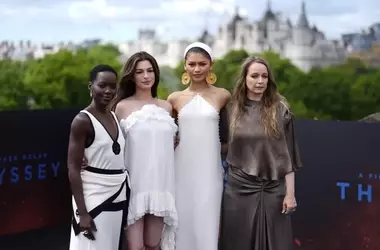 Stili Boho Chic: Confronto tra Eleganza Romantica e Minimalista di Anne Hathaway e Zendaya