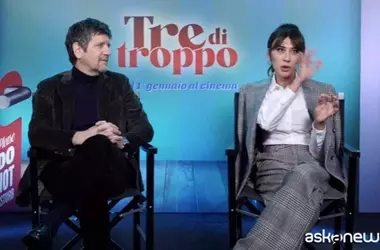 La commedia "Tre di Troppo": genitorialit￠ inaspettata e risate garantite con Fabio De Luigi e Virginia Raffaele