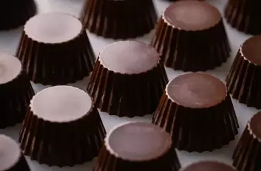 Il Cioccolato Fondente: Un Alleato Inatteso per la Protezione Solare e il Benessere