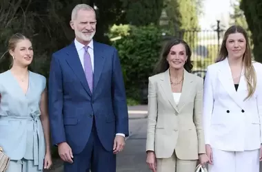 Eleganza Estiva: Il Tailleur in Lino di Letizia di Spagna