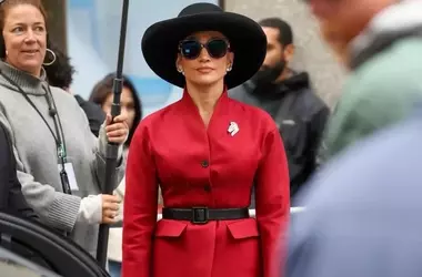 Jennifer Lopez e la rara apparizione con la sorella Lynda alle sfilate di Parigi