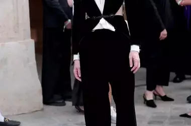Eleganza senza Tempo: Le Icone di Stile Over 50 alla Paris Fashion Week