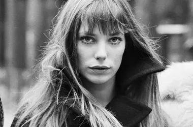 Charlotte Gainsbourg Rivela il Suo Mondo Interiore: Una Mostra Fotografica Dedicata alla Casa Paterna