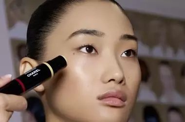 L'incanto del trucco: i segreti del look fiabesco della sfilata Chanel Haute Couture AI 2026