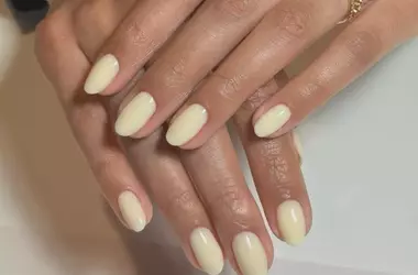 Unghie Banana Latte: La Nuova Tendenza Sofisticata per una Manicure Delicata