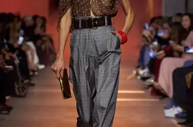 Marrone e Grigio: L'Accoppiata Inaspettata che Rende L'Estate Chic