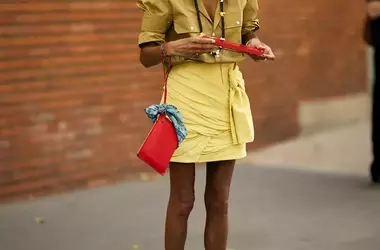 L'Eleganza Rivisitata: Camicia Coloniale e Gonna Drappeggiata per l'Estate