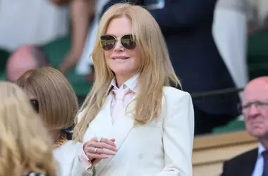 La cravatta femminile regna sovrana a Wimbledon 2026: un'analisi dello stile delle celebrità