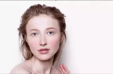 Ella Bright, il Nuovo Volto di Rare Beauty e il Fascino del Blush