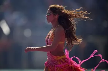L'Influenza Culturale dei Capelli Ricci: Il Trionfo di Shakira sul Palco Globale