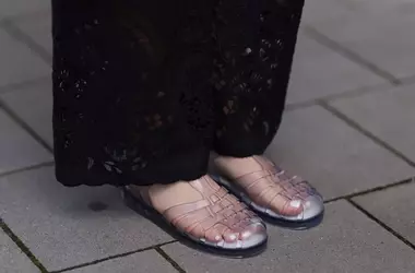 Le calzature in jelly: un trionfo di stile per l'estate 2026