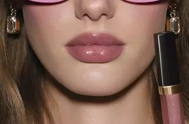L'Evoluzione Lucente: Dai Gloss Antichi ai Nuovi Rouge Coco Hydra Gloss di Chanel