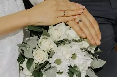 Eleganza senza tempo: la manicure scura conquista l'estate