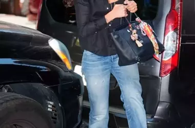 Dua Lipa e la Borsa Birkin: Stile Autentico e Ispirazione Jane Birkin