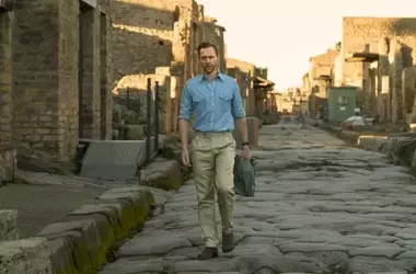 Tom Hiddleston esplora i misteri di Pompei: un viaggio nel tempo e nella storia