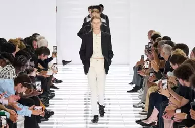 Milano Fashion Week 2026: Prada inaugura, Moschino sorprende e l'assenza di Versace fa discutere