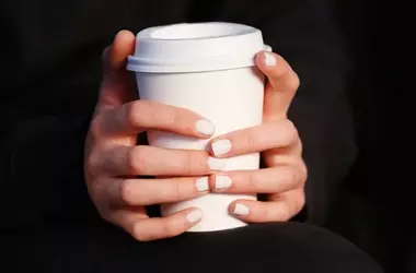 Unghie Latte Vegetale: La Tendenza Chic dell'Estate 2026