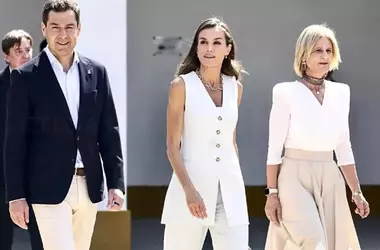 Eleganza Estiva: Il Gilet Azzurro di Letizia di Spagna
