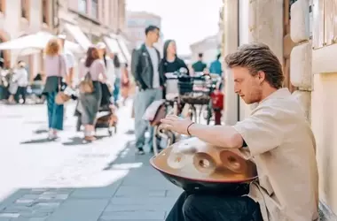 L'Evoluzione dell'Arte di Strada: Come il Busking Modella il Panorama Sonoro Urbano