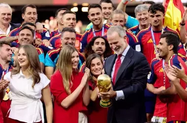 Rosso, Bianco e Nero: L'Eleganza Intramontabile dell'Estate 2026