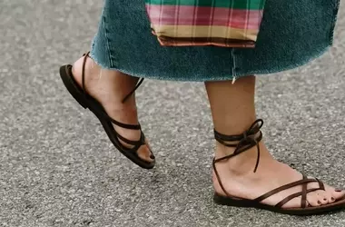 Il Ritorno Trionfale dei Sandali "Ragnetto": Un Trend Inaspettato per l'Estate 2026