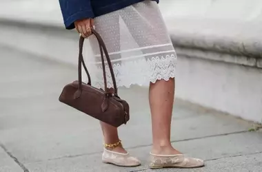 Il ritorno dei sabot con frange: la scarpa boho che mette in pausa ballerine e infradito