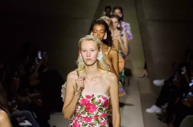 L'Eleganza Floreale: Abiti e Accessori per un Look Estivo Inconfondibile
