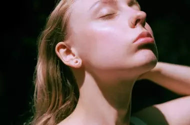 Segreti di Bellezza per l'Estate: Come Esaltare il Viso Senza Fondotinta