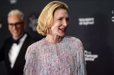 L'eleganza estiva di Cate Blanchett: gonna in denim e sneakers