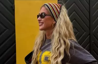 Capelli Effetto Spiaggia: La Tendenza Estiva per una Chioma Luminosa e Naturale