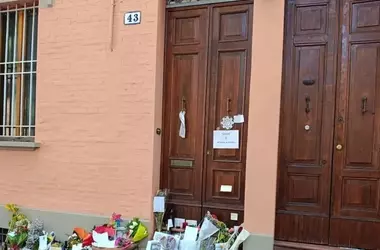 L'Eterna Presenza di Francesco Guccini in Via Paolo Fabbri 43