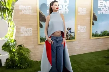 Eleganza e Maternity: Anne Hathaway Ridefinisce lo Stile Premaman sul Red Carpet