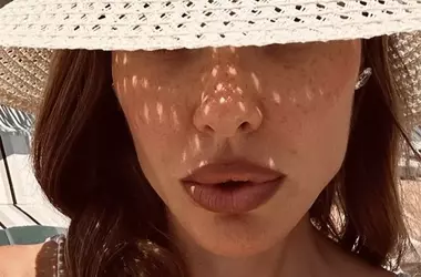 Cappello estivo: protegge o danneggia i capelli? Sveliamo la verità