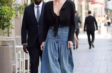 Jeans estivi: L'eleganza casual di Charlize Theron da Seoul a Parigi