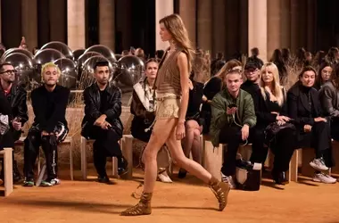 Stile estivo: l'eleganza del gilet boho e degli shorts all'uncinetto