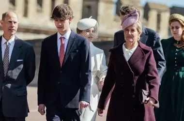 James, nipote di re Carlo, intraprende un'esperienza lavorativa agricola a Sandringham