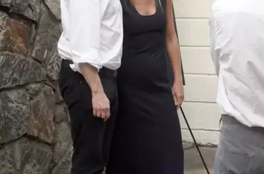 Gwyneth Paltrow: l'incarnazione dell'eleganza raffinata con un abito nero e infradito