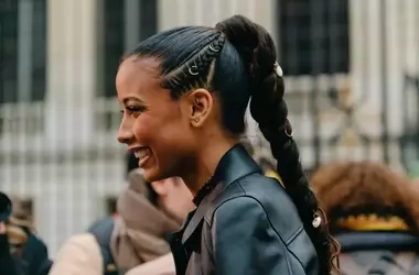 L'Eleganza Rinnovata della Treccia Aureola: Il Fascino Senza Tempo della "Halo Braid"