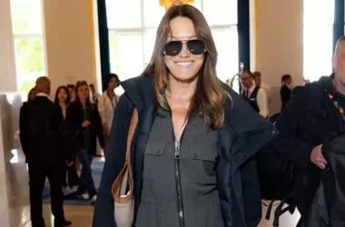 L'Eleganza Floreale: Celebrità e la Versatilità della Jumpsuit Estiva