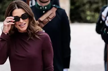 Eleganza senza tempo: Rania di Giordania e la manicure in bianco latte