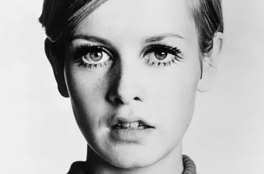 Scatti Iconici: Tre Fotografie che Hanno Ridefinito la Bellezza Femminile