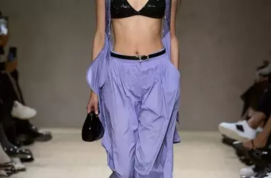 Gilet e Bralette a Triangolo: Un Abbinamento Chic per l'Estate